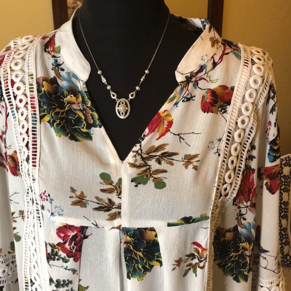 Beautiful White and Floral Eyelet Trim Tunic Top - Large - Picture 2 of 9